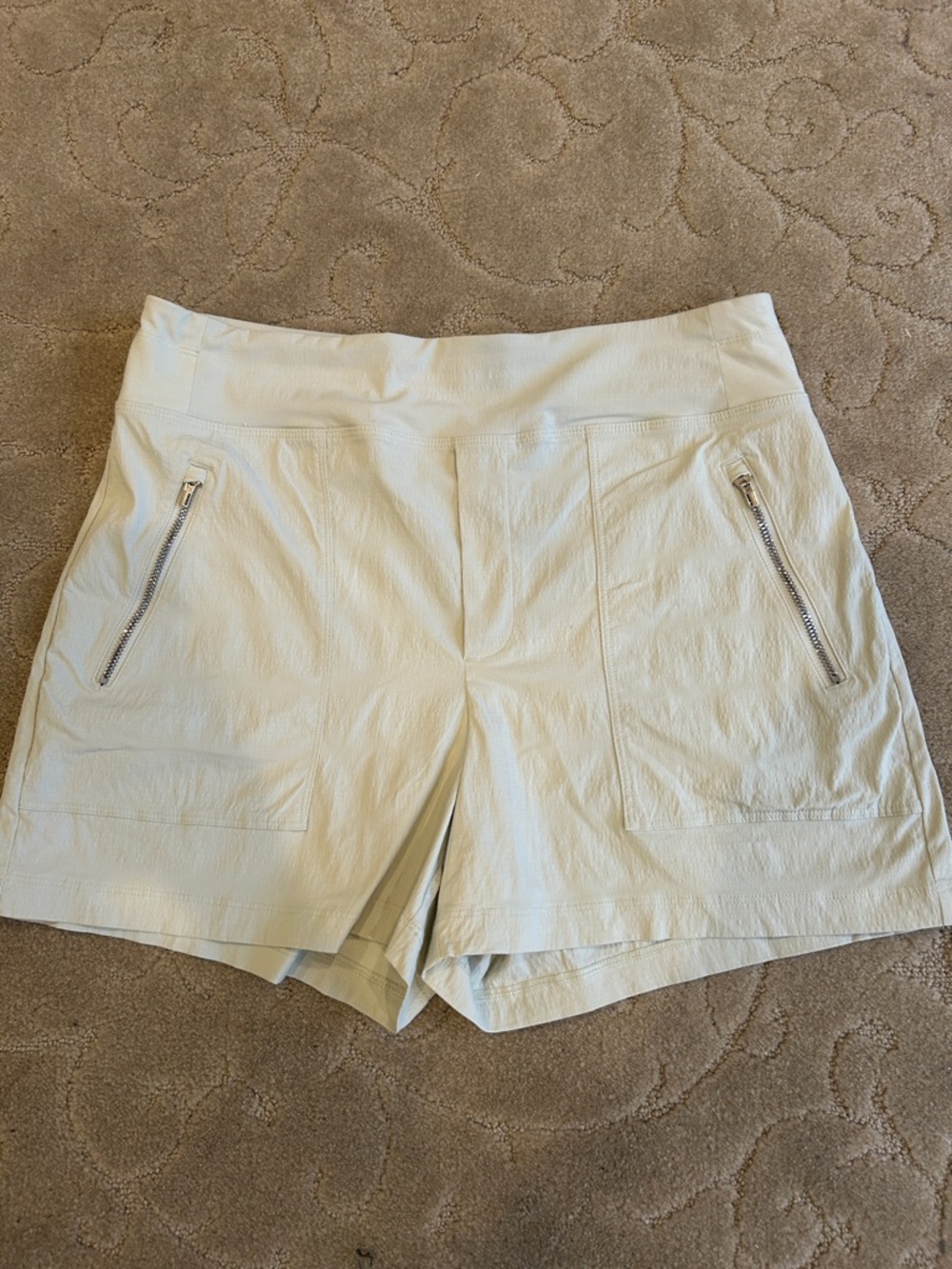 Athleta Trekkie North shorts in cream- size 8
